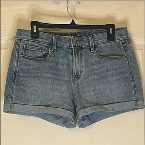 Old Navy Light Wash Mid-Rise Boyfriend Denim Shorts (Size 8)